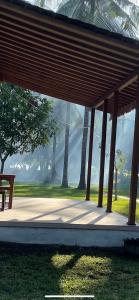 外南梦Red island villas的树丛公园内一个带长凳的亭子
