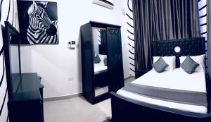 Kiembi SamakiAfrica Mbweni Apartment的一间卧室配有两张床和镜子