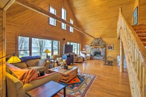 Rapid RiverBeachfront Lake Michigan Log Cabin with Sauna!的客厅配有家具和木制天花板。
