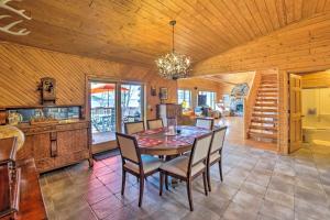 Rapid RiverBeachfront Lake Michigan Log Cabin with Sauna!的一间带桌椅的用餐室