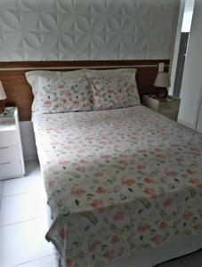 曼加拉蒂巴Porto Real Resort! Sensacional Vista Mar!的一间卧室配有一张带花卉床罩的床