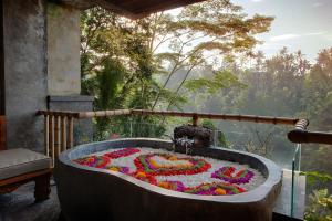 乌布Kastara Resort的花园内花卉制成的浴缸
