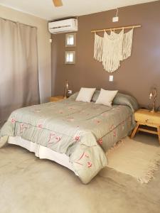 圣哈维尔SOLSALI Cabaña moderna的一间卧室配有一张带鲜花的大床