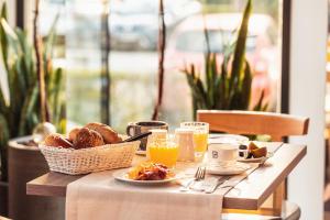 巴特拉德克斯堡Hotel Birkenhof的餐桌,早餐包括面包和橙汁