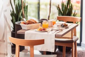 巴特拉德克斯堡Hotel Birkenhof的餐桌,早餐包括面包和橙汁