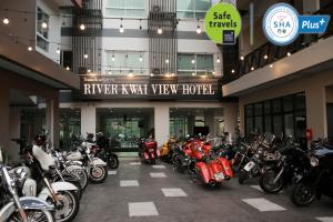 北碧River Kwai View Hotel - SHA Extra Plus Certified的停在大楼内的一捆摩托车