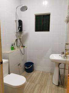 仙本那ANG LEE HOLIDAY HOME 1的一间带卫生间、水槽和窗户的浴室