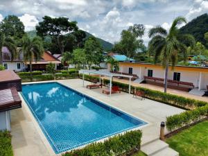 慕斯Plearn Khaoyai Resort的游泳池在房子里的形象