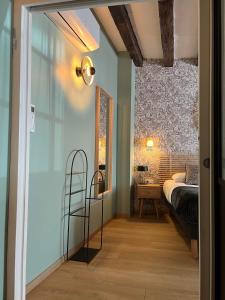 阿姆博斯徽盾酒店的一间卧室配有一张床,一扇门通往房间