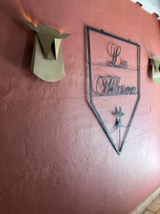 阿姆博斯徽盾酒店的墙上写着人字的粉红色蛋糕