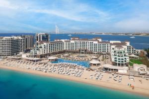迪拜Taj Exotica Resort & Spa, The Palm, Dubai的海滩上的度假村的空中景致