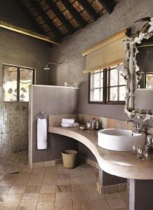 提姆巴瓦提禁猎区Motswari Private Game Reserve by NEWMARK的一间带大水槽和浴缸的浴室