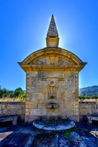 Porto da CarneQuinta do Quinto的石头喷泉顶部有脸