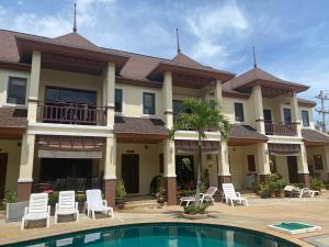 七岩Organgrinder Thai Paradise South的一座大房子,前面设有一个游泳池
