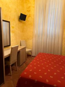 玛格丽塔萨沃亚B&B Del Corso的酒店客房配有书桌、床和镜子