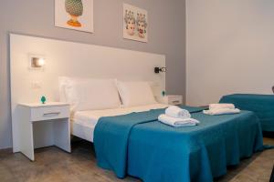 巴勒莫La Querencia的酒店客房,配有一张带蓝色毯子的床