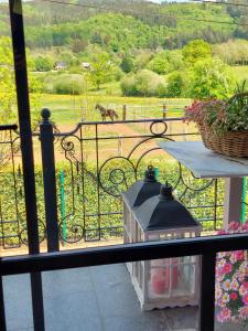 伦德科斯Cha Cha de Loup的阳台享有田野马的景致