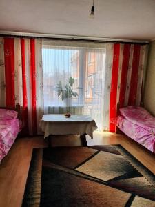 乌曼岛Eleon的客房设有两张床,窗户前设有一张桌子