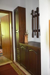 里巴里卡Вила Даяна的厨房配有橱柜和挂在墙上的刀具