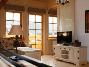 考斯赛力克米欧杜拉别墅的一间客厅,配有一张桌子上放的电视