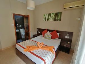 蒙舒瓦西毛里求斯舒瓦西旅馆的一间卧室配有带橙色毛巾的床