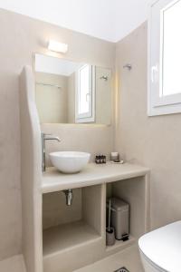 圣罗曼诺斯Sail Inn的一间带水槽和镜子的浴室