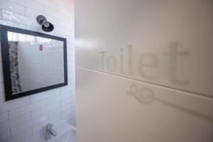 扎达尔Dandelion hostel的浴室设有镜子和卫生间。