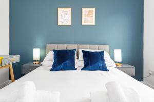 利文斯顿Cheerful Stays - Livingston - 4 Bedroom 3 Bath home的蓝色卧室设有一张带蓝色墙壁的大床