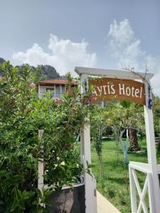 契拉勒Ayris Hotel Çıralı的花园内一家伏特酒店的标志