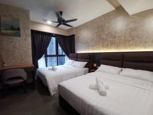 吉隆坡The Ooak Suites and Residence@ Kiara 163的酒店客房配有两张床和吊扇。
