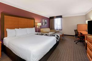 塔科马西雅图塔科马拉奎塔酒店及套房的酒店客房设有一张大床和一张书桌。