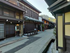 高山桜丸 Sakuramaru的一座有建筑的老城区的空街