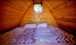 MutaGlamping hišice Orlič的小木屋内一间卧室,配有一张床