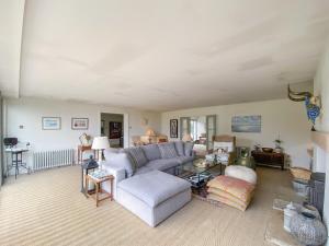 奥尔德堡Spring House, Aldeburgh A luxurious place to stay的客厅配有蓝色的沙发和椅子