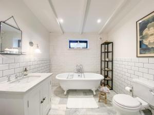 奥尔德堡Spring House, Aldeburgh A luxurious place to stay的带浴缸、盥洗盆和卫生间的浴室