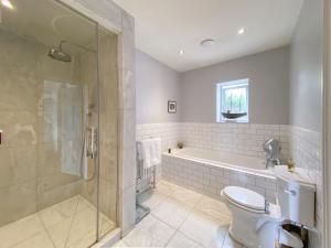 奥尔德堡Spring House, Aldeburgh A luxurious place to stay的带淋浴、卫生间和浴缸的浴室