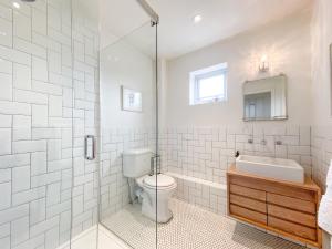 奥尔德堡Spring House, Aldeburgh A luxurious place to stay的浴室配有卫生间、盥洗盆和淋浴。