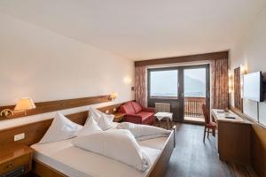 思科纳格拉弗瑙旅馆的配有一张床和一张书桌的酒店客房