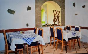 ŽirovnicaPension Knafel的餐厅设有2张带蓝白桌布的桌子