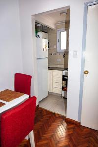 布宜诺斯艾利斯Palermo 2的厨房配有红色椅子和白色冰箱