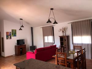 加的斯Chalet Ventura Conil的客厅配有红色的沙发和桌子