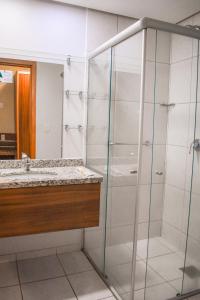 卡达斯诺瓦斯Ecologic Ville Resort - Oficial的带淋浴和盥洗盆的浴室