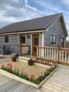 BorveRiverside Chalet Borve Isle of Lewis的前面有鲜花的小房子