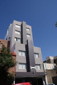 科尔多瓦诺沃姆套房公寓式酒店的城市里高大的灰色建筑