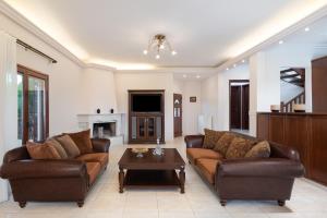 PentamodiMarevel Villa的客厅配有两张沙发和一张咖啡桌