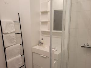 康布雷Studio 1 du Temple Hyper Centre的白色的浴室设有水槽和镜子