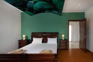 PentamodiMarevel Villa的一间卧室配有一张天花板上绘画的床