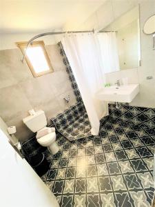 奥林匹亚基·阿克蒂Aqua Beachfront Elegant Hotel的一间带卫生间和水槽的浴室