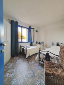 GranitolaVilla Nica的一间卧室设有两张床和窗户。