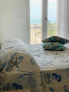 玛格丽塔萨沃亚Panorama Belvedere的床上有枕头和海星